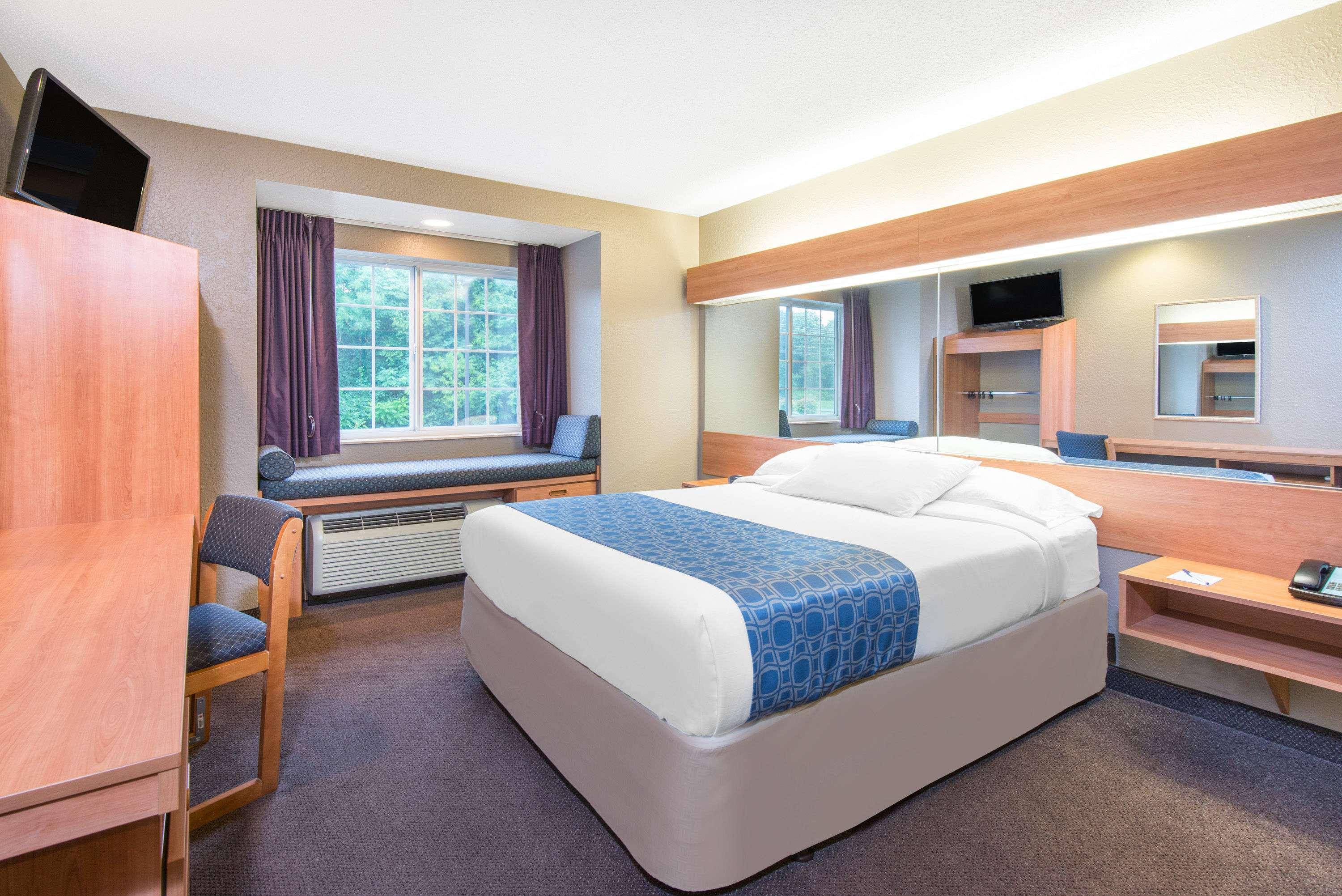 Microtel Inn & Suites By Wyndham Hazelton/Bruceton Mills Exterior photo
