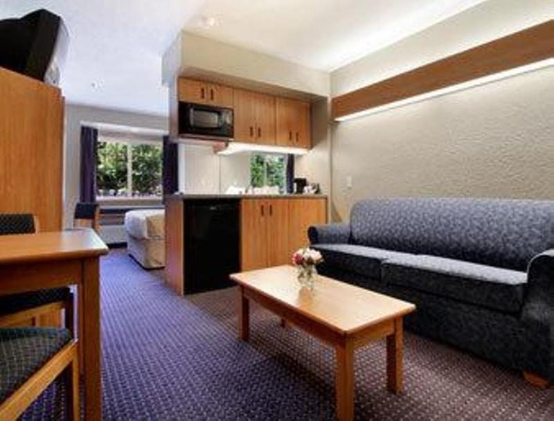 Microtel Inn & Suites By Wyndham Hazelton/Bruceton Mills Room photo